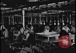 Image Le nettoyage et l'assemblage automobile Dearborn Michigan USA, 1928, de la seconde 34 séquences d'archives historiques vidéo 65675078294