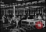 Image Le nettoyage et l'assemblage automobile Dearborn Michigan USA, 1928, de la seconde 35 séquences d'archives historiques vidéo 65675078294