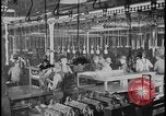 Image Le nettoyage et l'assemblage automobile Dearborn Michigan USA, 1928, de la seconde 37 séquences d'archives historiques vidéo 65675078294