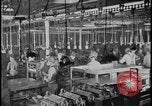 Image Le nettoyage et l'assemblage automobile Dearborn Michigan USA, 1928, de la seconde 38 séquences d'archives historiques vidéo 65675078294