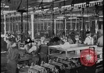 Image Le nettoyage et l'assemblage automobile Dearborn Michigan USA, 1928, de la seconde 42 séquences d'archives historiques vidéo 65675078294