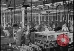 Image Le nettoyage et l'assemblage automobile Dearborn Michigan USA, 1928, de la seconde 43 séquences d'archives historiques vidéo 65675078294