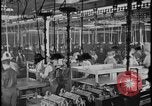 Image Le nettoyage et l'assemblage automobile Dearborn Michigan USA, 1928, de la seconde 45 séquences d'archives historiques vidéo 65675078294