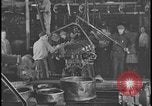 Image Le nettoyage et l'assemblage automobile Dearborn Michigan USA, 1928, de la seconde 50 séquences d'archives historiques vidéo 65675078294