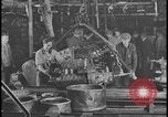Image Le nettoyage et l'assemblage automobile Dearborn Michigan USA, 1928, de la seconde 55 séquences d'archives historiques vidéo 65675078294