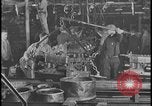 Image Le nettoyage et l'assemblage automobile Dearborn Michigan USA, 1928, de la seconde 56 séquences d'archives historiques vidéo 65675078294