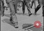 Standbild Ford workers jam pedestrian bridges and roadways Dearborn Michigan USA, 1928, aus Sekunde 4 historischem Filmmaterial Videoclip 65675078295
