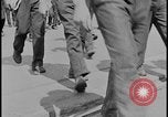 Standbild Ford workers jam pedestrian bridges and roadways Dearborn Michigan USA, 1928, aus Sekunde 5 historischem Filmmaterial Videoclip 65675078295