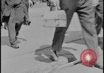 Standbild Ford workers jam pedestrian bridges and roadways Dearborn Michigan USA, 1928, aus Sekunde 7 historischem Filmmaterial Videoclip 65675078295