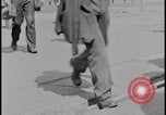 Standbild Ford workers jam pedestrian bridges and roadways Dearborn Michigan USA, 1928, aus Sekunde 8 historischem Filmmaterial Videoclip 65675078295