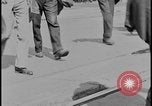 Standbild Ford workers jam pedestrian bridges and roadways Dearborn Michigan USA, 1928, aus Sekunde 9 historischem Filmmaterial Videoclip 65675078295