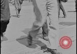 Standbild Ford workers jam pedestrian bridges and roadways Dearborn Michigan USA, 1928, aus Sekunde 10 historischem Filmmaterial Videoclip 65675078295