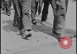 Standbild Ford workers jam pedestrian bridges and roadways Dearborn Michigan USA, 1928, aus Sekunde 12 historischem Filmmaterial Videoclip 65675078295