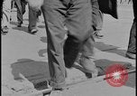 Standbild Ford workers jam pedestrian bridges and roadways Dearborn Michigan USA, 1928, aus Sekunde 13 historischem Filmmaterial Videoclip 65675078295