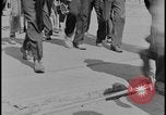 Standbild Ford workers jam pedestrian bridges and roadways Dearborn Michigan USA, 1928, aus Sekunde 14 historischem Filmmaterial Videoclip 65675078295