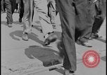 Standbild Ford workers jam pedestrian bridges and roadways Dearborn Michigan USA, 1928, aus Sekunde 15 historischem Filmmaterial Videoclip 65675078295