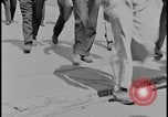 Standbild Ford workers jam pedestrian bridges and roadways Dearborn Michigan USA, 1928, aus Sekunde 16 historischem Filmmaterial Videoclip 65675078295