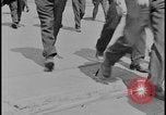 Standbild Ford workers jam pedestrian bridges and roadways Dearborn Michigan USA, 1928, aus Sekunde 17 historischem Filmmaterial Videoclip 65675078295