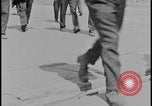 Standbild Ford workers jam pedestrian bridges and roadways Dearborn Michigan USA, 1928, aus Sekunde 18 historischem Filmmaterial Videoclip 65675078295