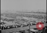 Standbild Ford workers jam pedestrian bridges and roadways Dearborn Michigan USA, 1928, aus Sekunde 19 historischem Filmmaterial Videoclip 65675078295
