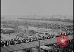 Standbild Ford workers jam pedestrian bridges and roadways Dearborn Michigan USA, 1928, aus Sekunde 21 historischem Filmmaterial Videoclip 65675078295