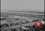 Standbild Ford workers jam pedestrian bridges and roadways Dearborn Michigan USA, 1928, aus Sekunde 22 historischem Filmmaterial Videoclip 65675078295