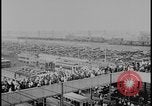 Standbild Ford workers jam pedestrian bridges and roadways Dearborn Michigan USA, 1928, aus Sekunde 23 historischem Filmmaterial Videoclip 65675078295