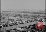 Standbild Ford workers jam pedestrian bridges and roadways Dearborn Michigan USA, 1928, aus Sekunde 24 historischem Filmmaterial Videoclip 65675078295