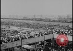 Standbild Ford workers jam pedestrian bridges and roadways Dearborn Michigan USA, 1928, aus Sekunde 25 historischem Filmmaterial Videoclip 65675078295