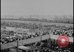 Standbild Ford workers jam pedestrian bridges and roadways Dearborn Michigan USA, 1928, aus Sekunde 26 historischem Filmmaterial Videoclip 65675078295