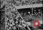 Standbild Ford workers jam pedestrian bridges and roadways Dearborn Michigan USA, 1928, aus Sekunde 28 historischem Filmmaterial Videoclip 65675078295