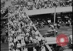 Standbild Ford workers jam pedestrian bridges and roadways Dearborn Michigan USA, 1928, aus Sekunde 29 historischem Filmmaterial Videoclip 65675078295