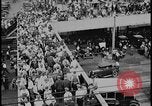 Standbild Ford workers jam pedestrian bridges and roadways Dearborn Michigan USA, 1928, aus Sekunde 30 historischem Filmmaterial Videoclip 65675078295