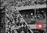 Standbild Ford workers jam pedestrian bridges and roadways Dearborn Michigan USA, 1928, aus Sekunde 31 historischem Filmmaterial Videoclip 65675078295