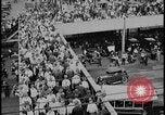 Standbild Ford workers jam pedestrian bridges and roadways Dearborn Michigan USA, 1928, aus Sekunde 32 historischem Filmmaterial Videoclip 65675078295