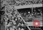 Standbild Ford workers jam pedestrian bridges and roadways Dearborn Michigan USA, 1928, aus Sekunde 33 historischem Filmmaterial Videoclip 65675078295