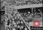 Standbild Ford workers jam pedestrian bridges and roadways Dearborn Michigan USA, 1928, aus Sekunde 34 historischem Filmmaterial Videoclip 65675078295