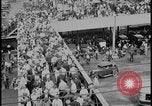 Standbild Ford workers jam pedestrian bridges and roadways Dearborn Michigan USA, 1928, aus Sekunde 35 historischem Filmmaterial Videoclip 65675078295