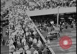 Standbild Ford workers jam pedestrian bridges and roadways Dearborn Michigan USA, 1928, aus Sekunde 36 historischem Filmmaterial Videoclip 65675078295