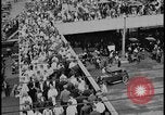 Standbild Ford workers jam pedestrian bridges and roadways Dearborn Michigan USA, 1928, aus Sekunde 37 historischem Filmmaterial Videoclip 65675078295
