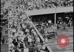 Standbild Ford workers jam pedestrian bridges and roadways Dearborn Michigan USA, 1928, aus Sekunde 39 historischem Filmmaterial Videoclip 65675078295