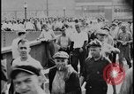 Standbild Ford workers jam pedestrian bridges and roadways Dearborn Michigan USA, 1928, aus Sekunde 40 historischem Filmmaterial Videoclip 65675078295