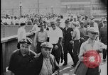 Standbild Ford workers jam pedestrian bridges and roadways Dearborn Michigan USA, 1928, aus Sekunde 41 historischem Filmmaterial Videoclip 65675078295