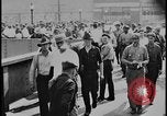 Standbild Ford workers jam pedestrian bridges and roadways Dearborn Michigan USA, 1928, aus Sekunde 42 historischem Filmmaterial Videoclip 65675078295