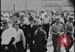 Standbild Ford workers jam pedestrian bridges and roadways Dearborn Michigan USA, 1928, aus Sekunde 43 historischem Filmmaterial Videoclip 65675078295