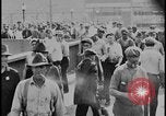 Standbild Ford workers jam pedestrian bridges and roadways Dearborn Michigan USA, 1928, aus Sekunde 44 historischem Filmmaterial Videoclip 65675078295