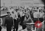 Standbild Ford workers jam pedestrian bridges and roadways Dearborn Michigan USA, 1928, aus Sekunde 45 historischem Filmmaterial Videoclip 65675078295