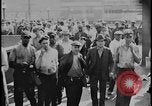 Standbild Ford workers jam pedestrian bridges and roadways Dearborn Michigan USA, 1928, aus Sekunde 46 historischem Filmmaterial Videoclip 65675078295