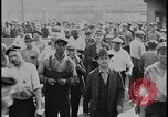 Standbild Ford workers jam pedestrian bridges and roadways Dearborn Michigan USA, 1928, aus Sekunde 47 historischem Filmmaterial Videoclip 65675078295