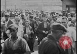 Standbild Ford workers jam pedestrian bridges and roadways Dearborn Michigan USA, 1928, aus Sekunde 48 historischem Filmmaterial Videoclip 65675078295